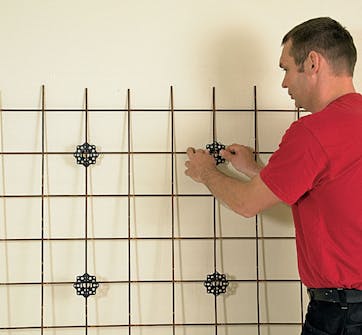 Gjuta in golvvärme i betong: Distansklossarna ska höja upp armeringsnätet en bit Gjuta in golvvärme i betong: Distansklossarna ska höja upp armeringsnätet en bit